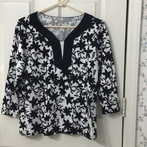White Stag brand Medium black & white patterned V neck shirt. Easy care. Pack me